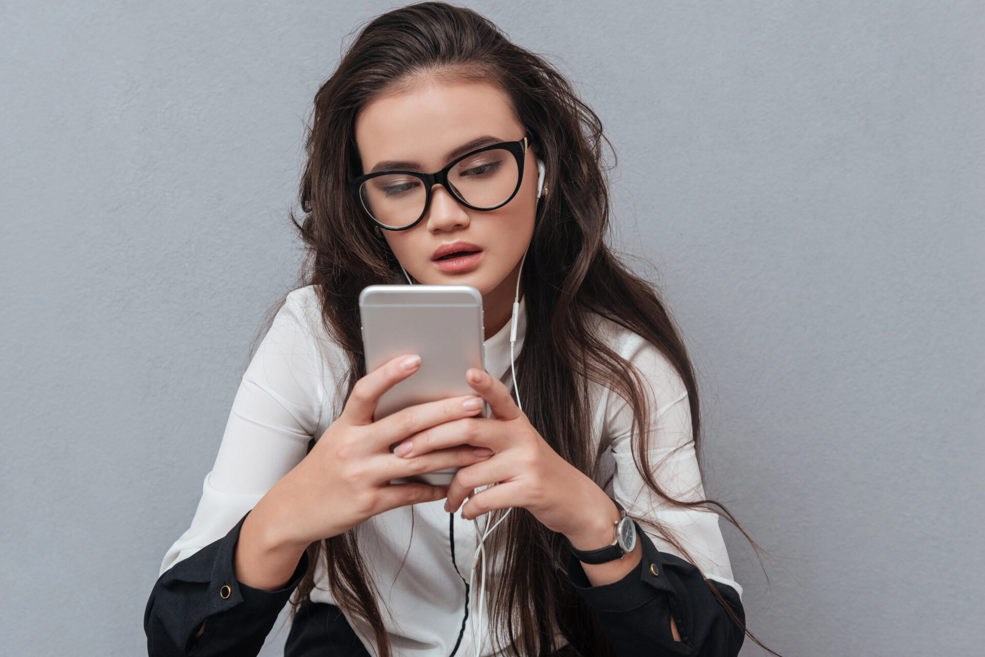 Should schools ban students’ cell phones during school hours?